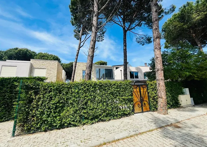 Debora, Lura 3 Gjiri I Lalezit