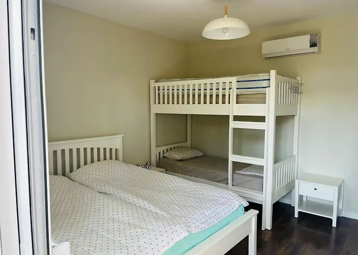 Debora, Lura 3 Gjiri I Lalezit