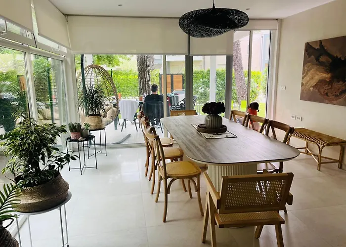 Debora, Lura 3 Gjiri I Lalezit 度假居