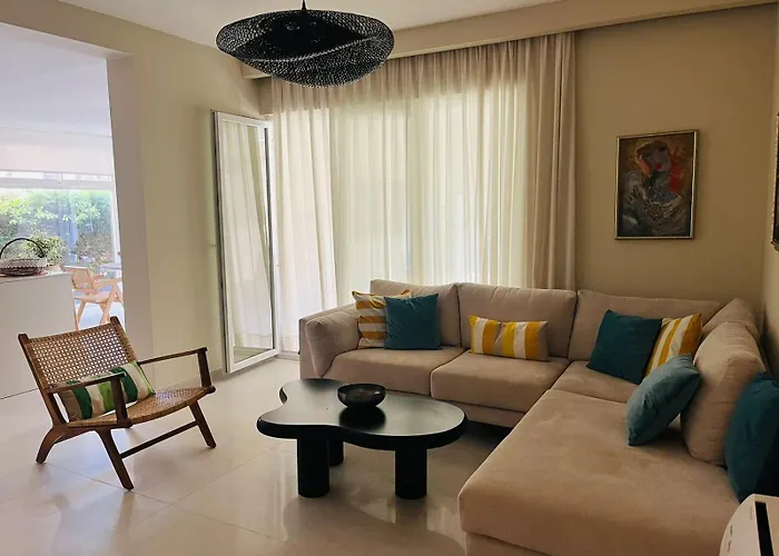 Debora, Lura 3 Gjiri I Lalezit